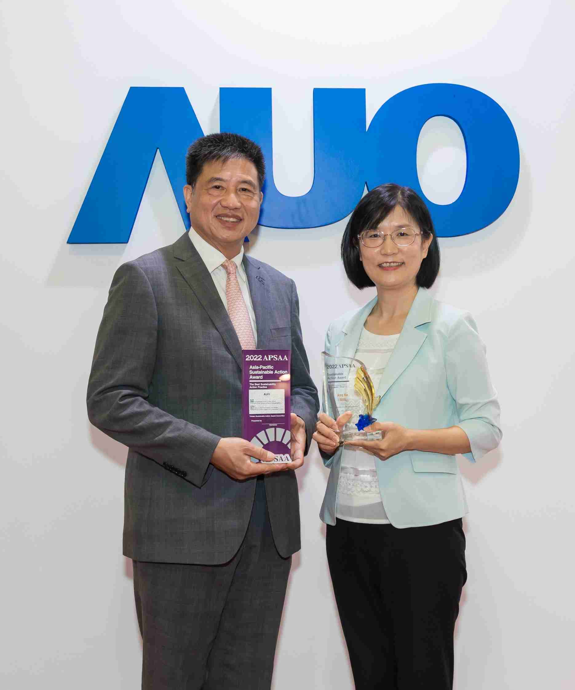 财神娱乐长期垫筑永续远景的基石，，透过ESG暨气候委员会逐步实践永续策略蓝图。。。。其中，，财神娱乐光电永续长古秀华带领团队、、制定中长期目标，，，，缔造多面向亮眼表现，，获得「顶尖永续长奖」的个人奖殊荣（左：财神娱乐光电董事长暨执行长彭双浪，，，，右：财神娱乐光电永续长古秀华）