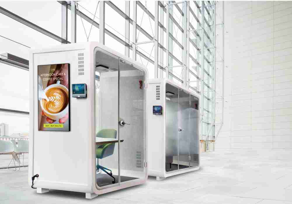 财神娱乐子公司达擎之智慧行动办公舱，，采用PDLC智能调光玻璃设计，，，，透过通电与断电的电流切换，，，呈现透明与雾面效果，，，，具节能降耗特性并兼顾隐私，，，，确保信息安全