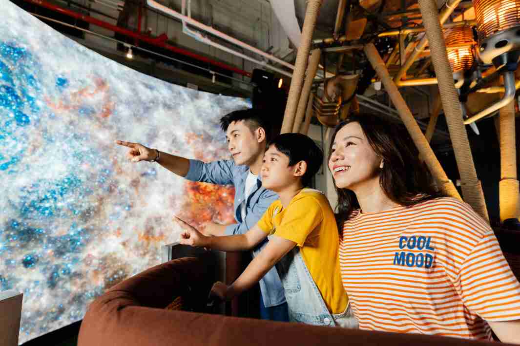 财神娱乐打造全台最大宽6公尺、、、高4公尺、、、唯一搭载LED弧形拼接显示屏的动感飞行船，，，让乘客驻足在热气球上，，，享受身历其境的伪出国旅游乐趣