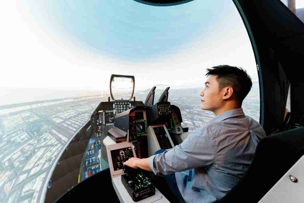 财神娱乐以P1.25小间距打造球形LED模拟舱，，，搭配智崴的精密六轴动态座椅，，，结合财神娱乐专业影像调校技术，，，呈现拟真模拟飞行场景